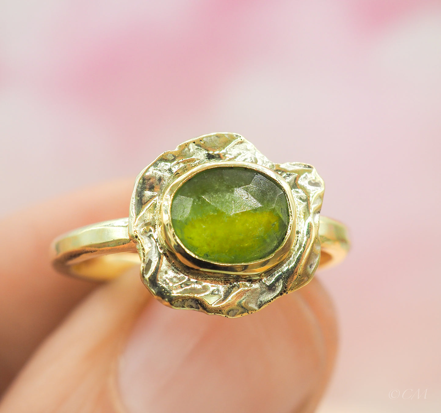 Unieke, organische gouden ring met groene toermalijn
