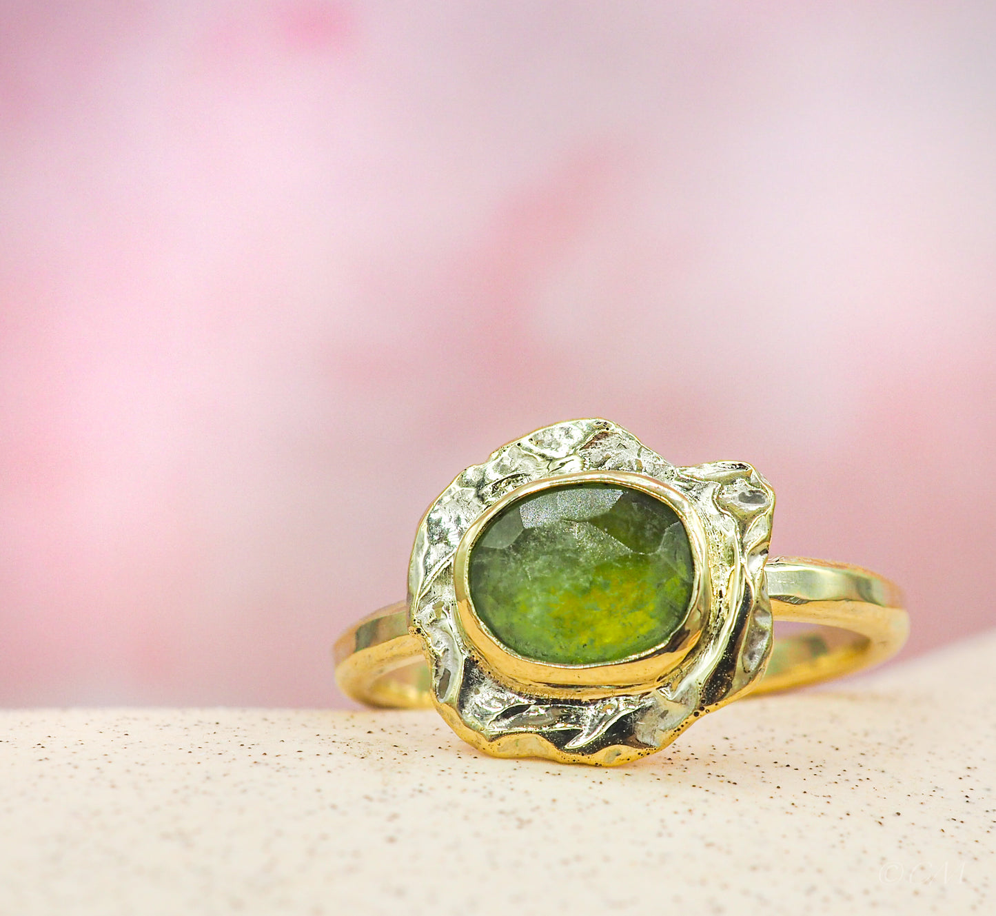 Unieke, organische gouden ring met groene toermalijn
