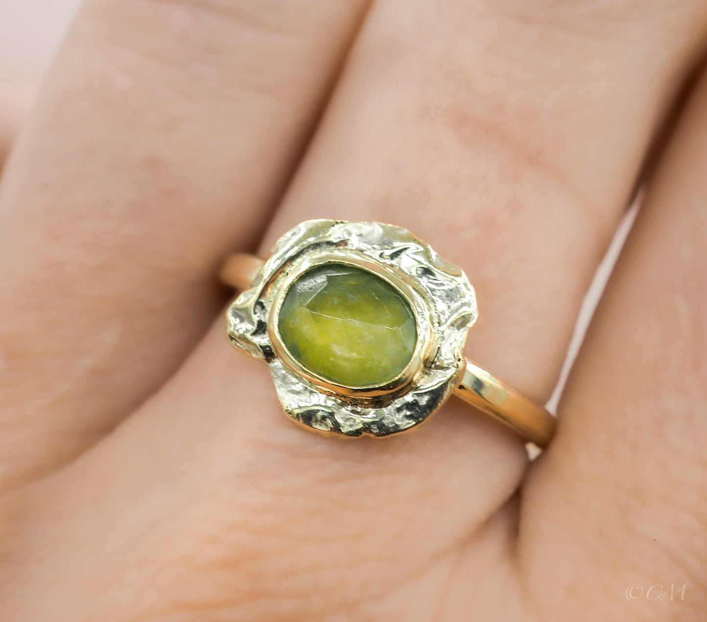 Unieke, organische gouden ring met groene toermalijn