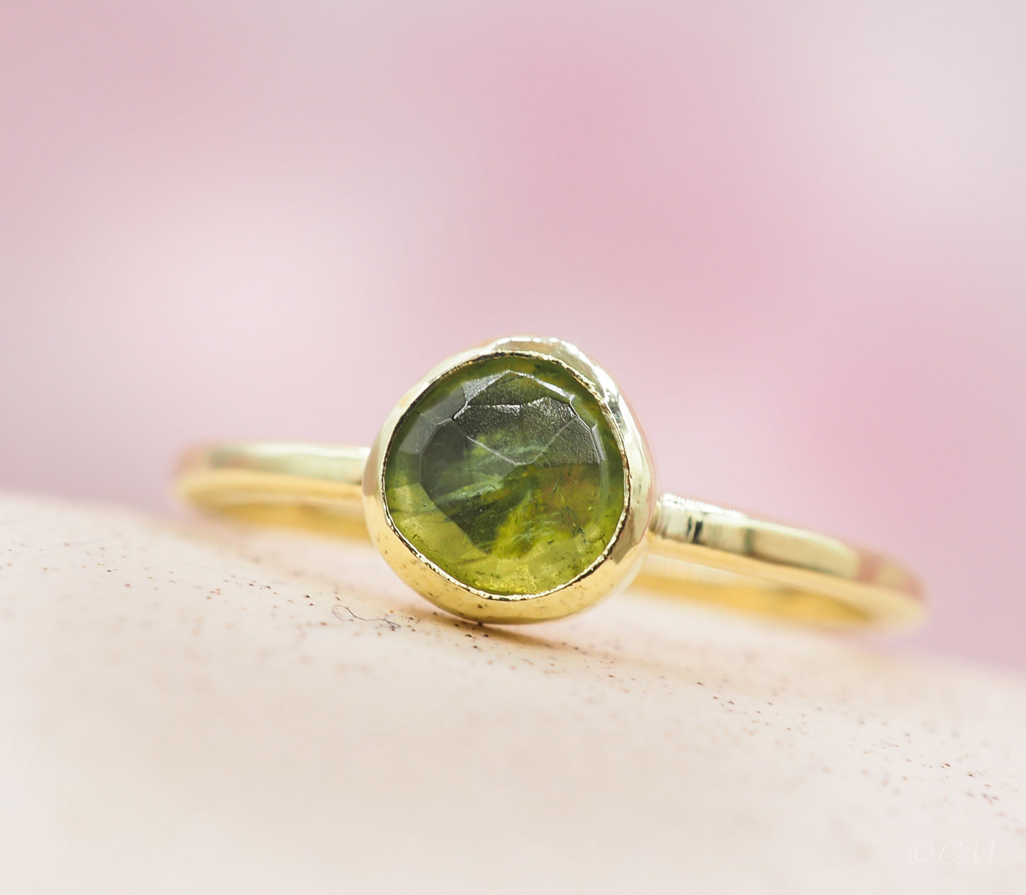 Gouden ring met groene toermalijn