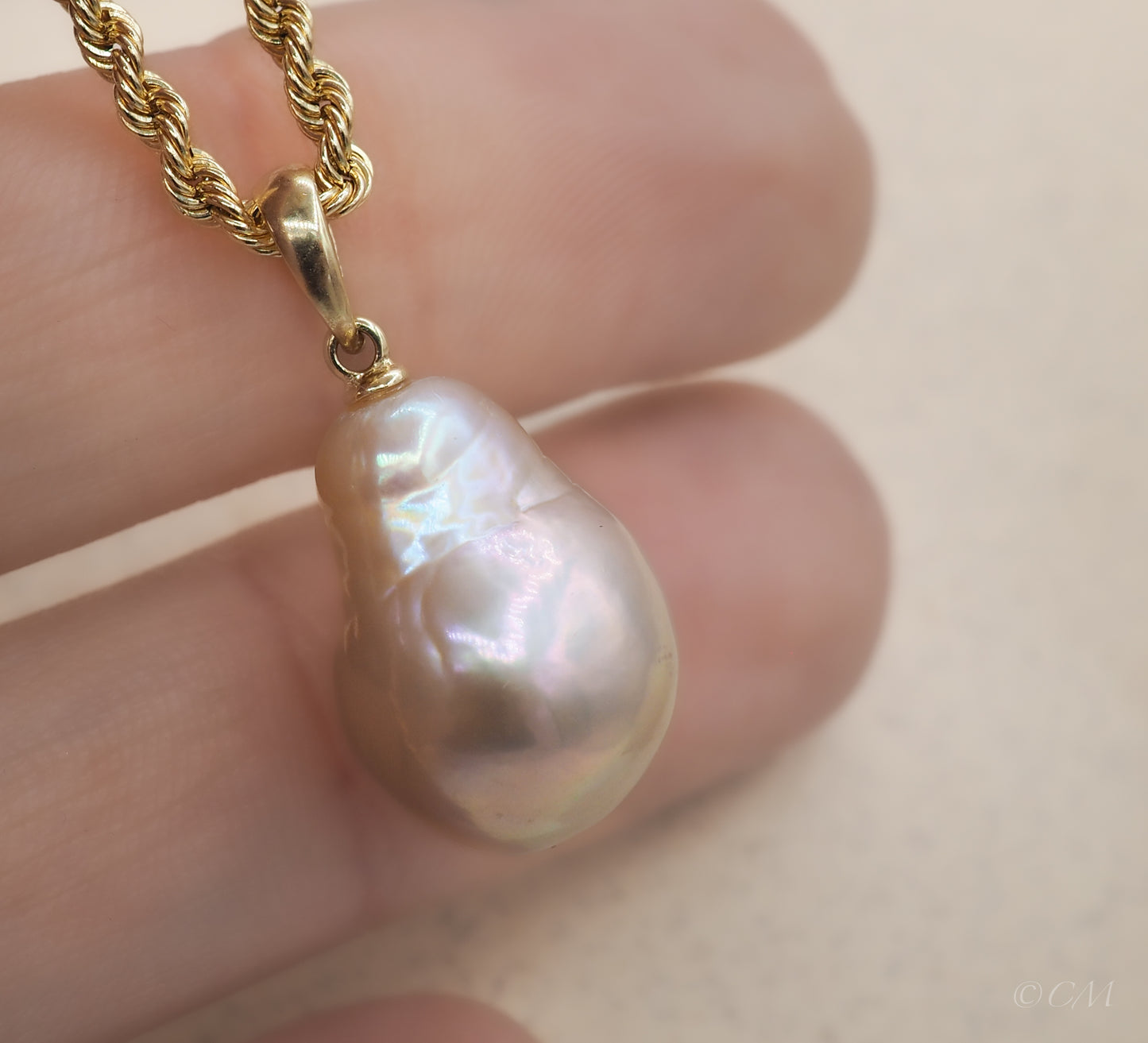 Poederkleurige zoetwaterparel hanger