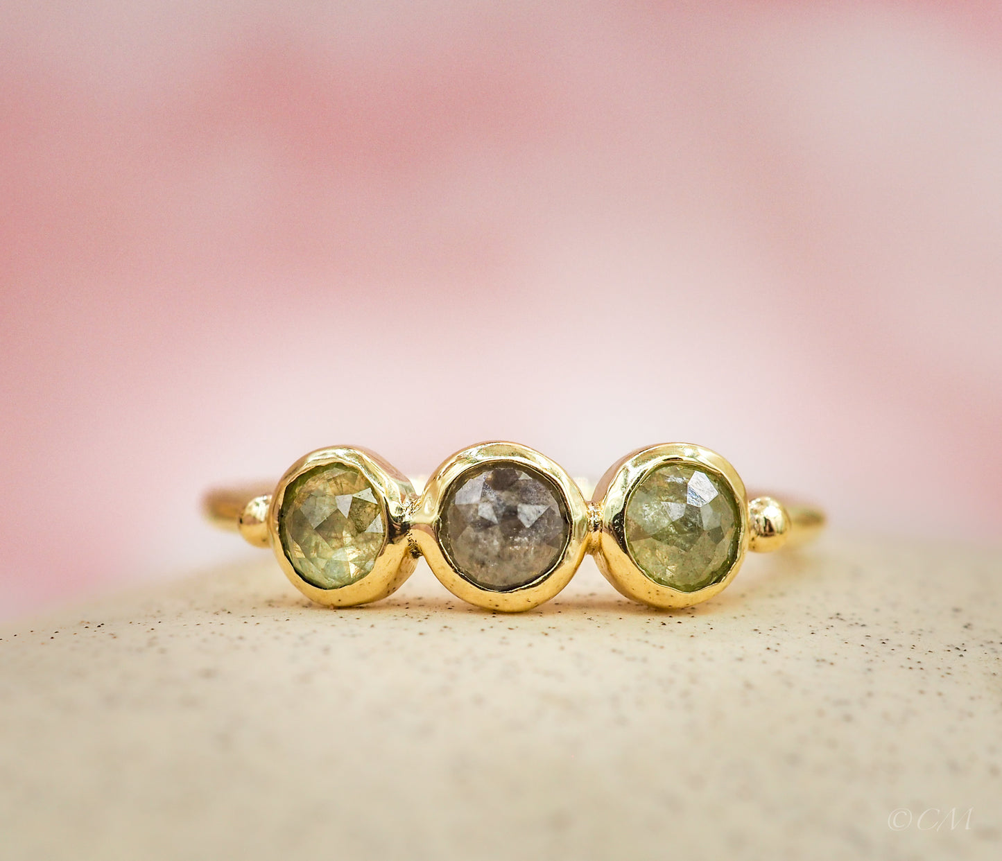 Gouden Ring met Drie Roosgeslepen Fancy Diamanten