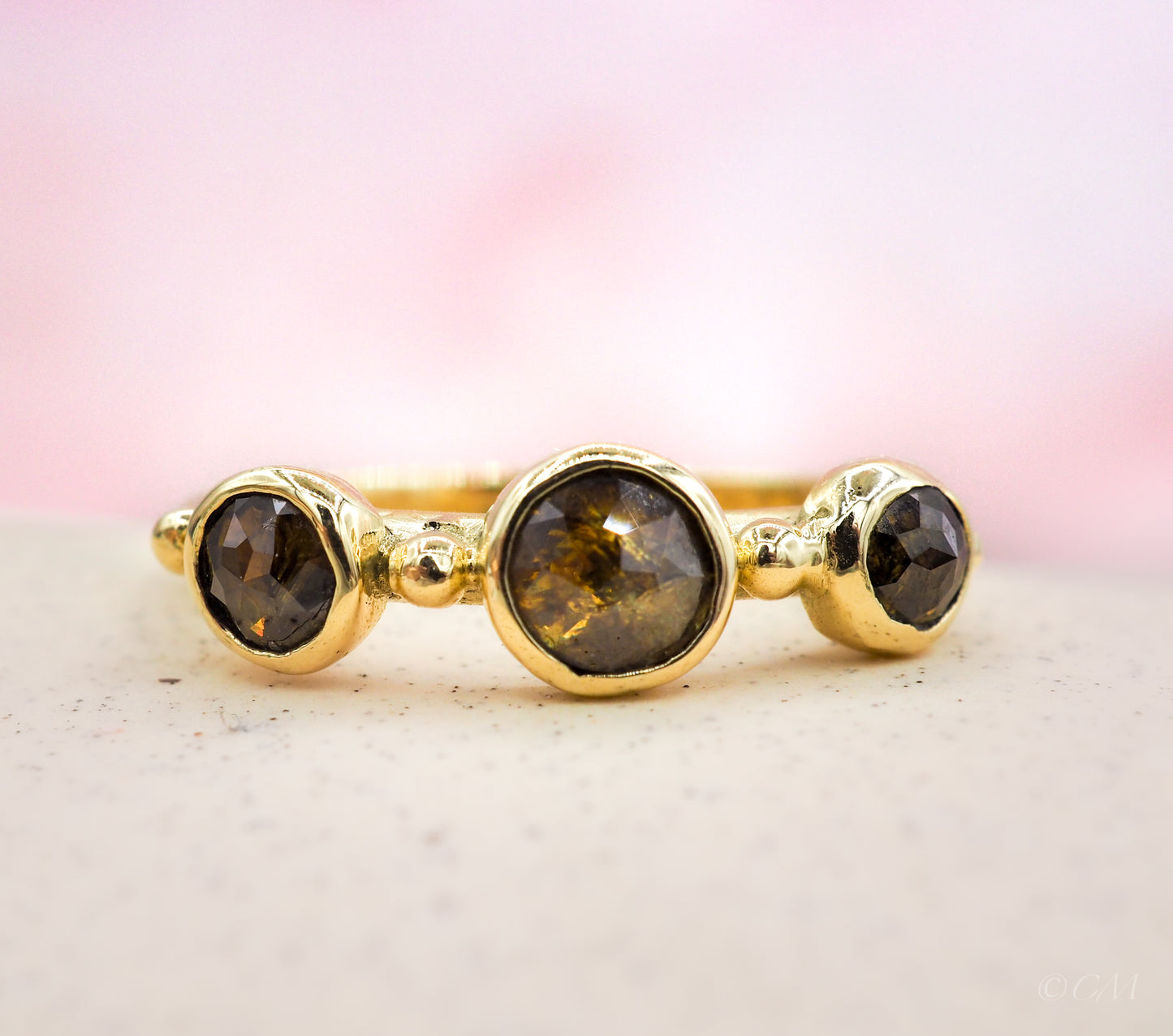 Gouden ring met drie roosgeslepen diamanten