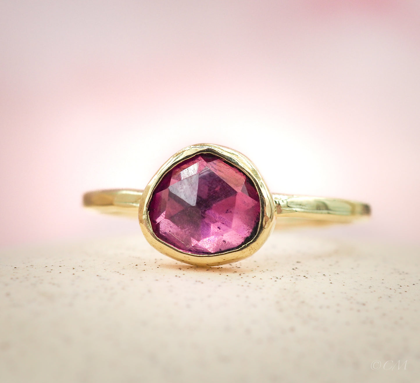 Gouden Ring met Roze-Paarse Saffier VERKOCHT