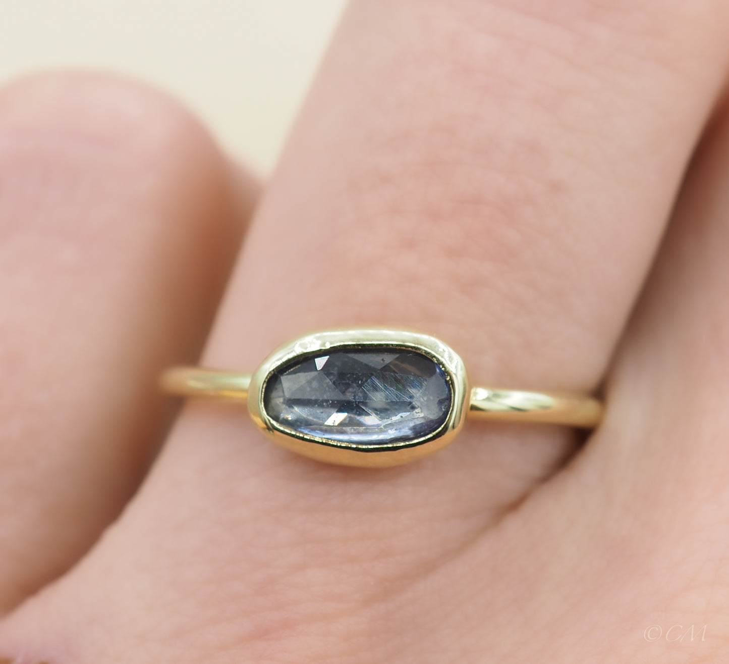 Gouden ring met blauwe saffier