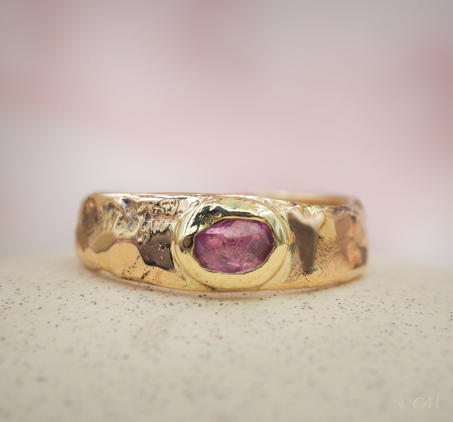 Gouden ring met roze saffier