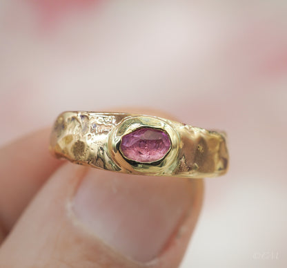 Gouden ring met roze saffier