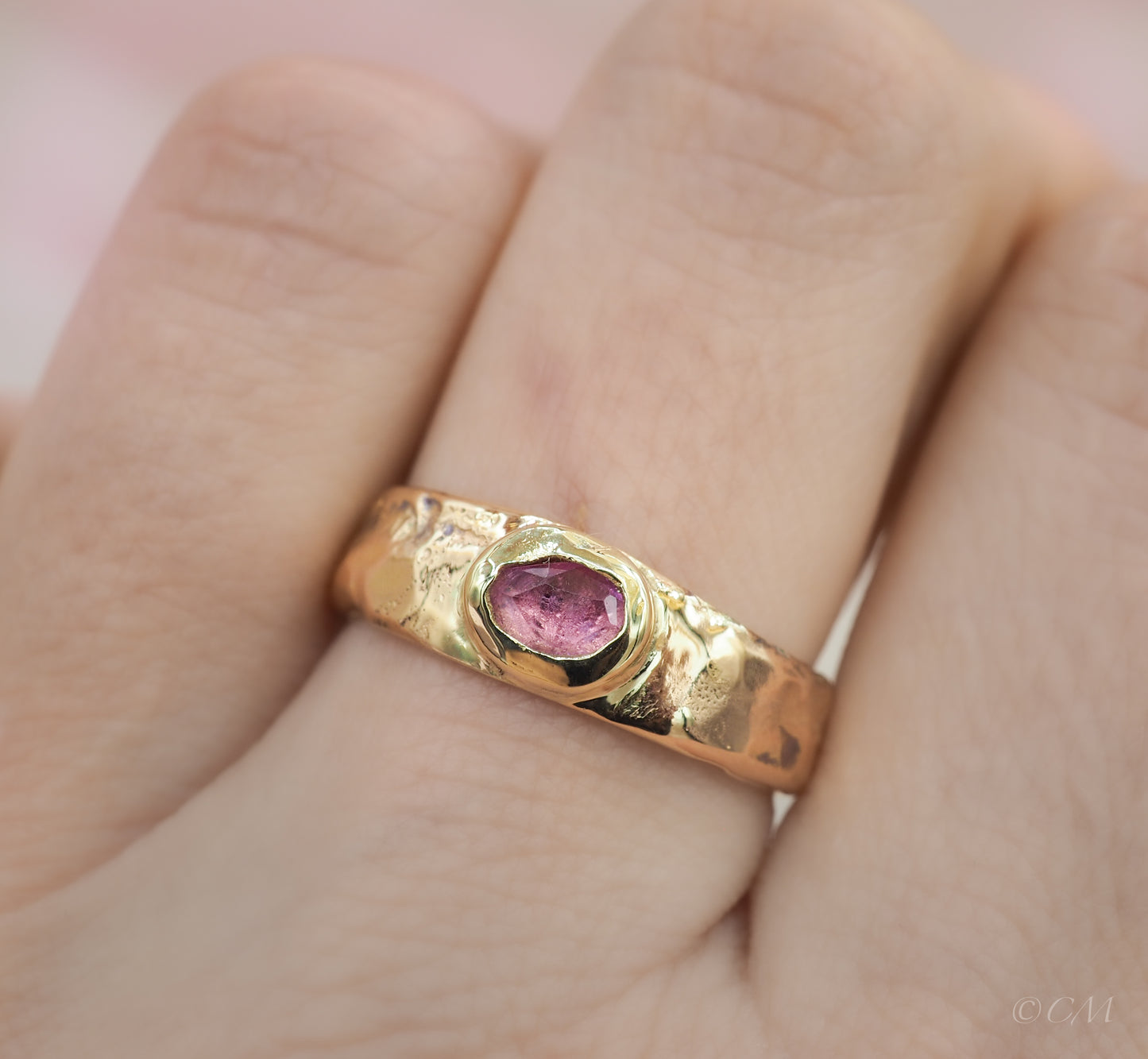 Gouden ring met roze saffier