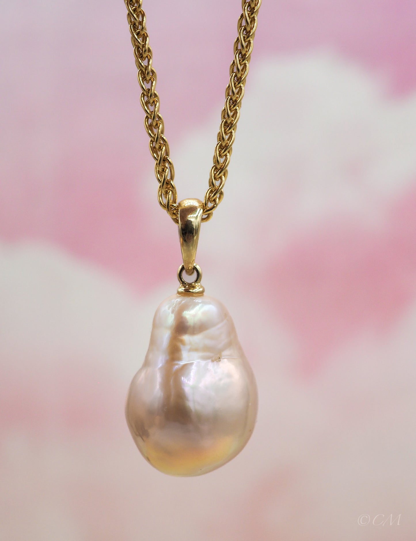 Poederkleurige  zoetwaterparel hanger