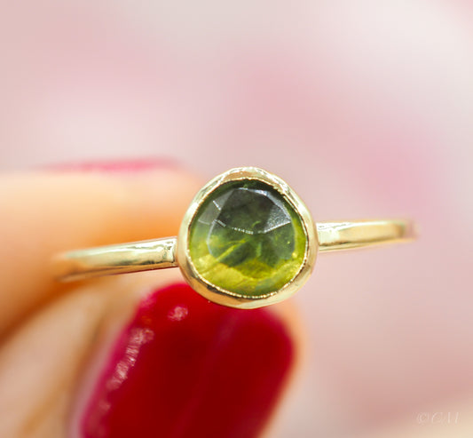 Gouden ring met groene toermalijn