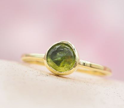 Gouden ring met groene toermalijn