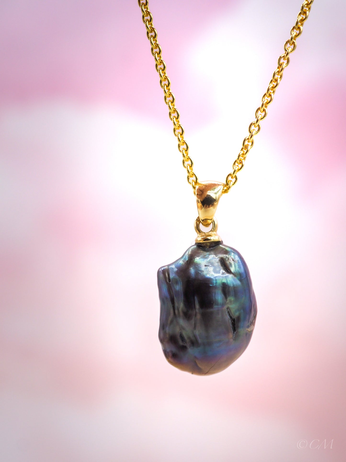 Fijne hanger met donkere zoetwaterparel