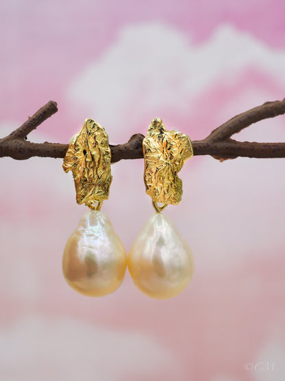 Unieke gouden oorbellen met zoetwaterparel