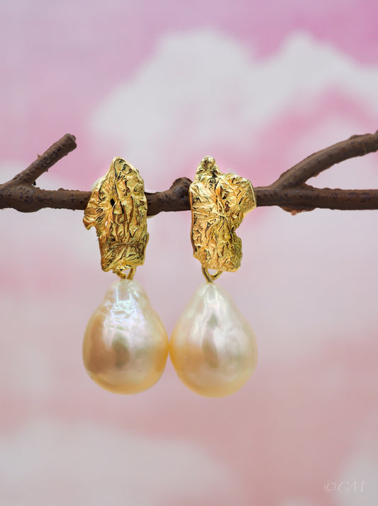 Unieke gouden oorbellen met zoetwaterparel