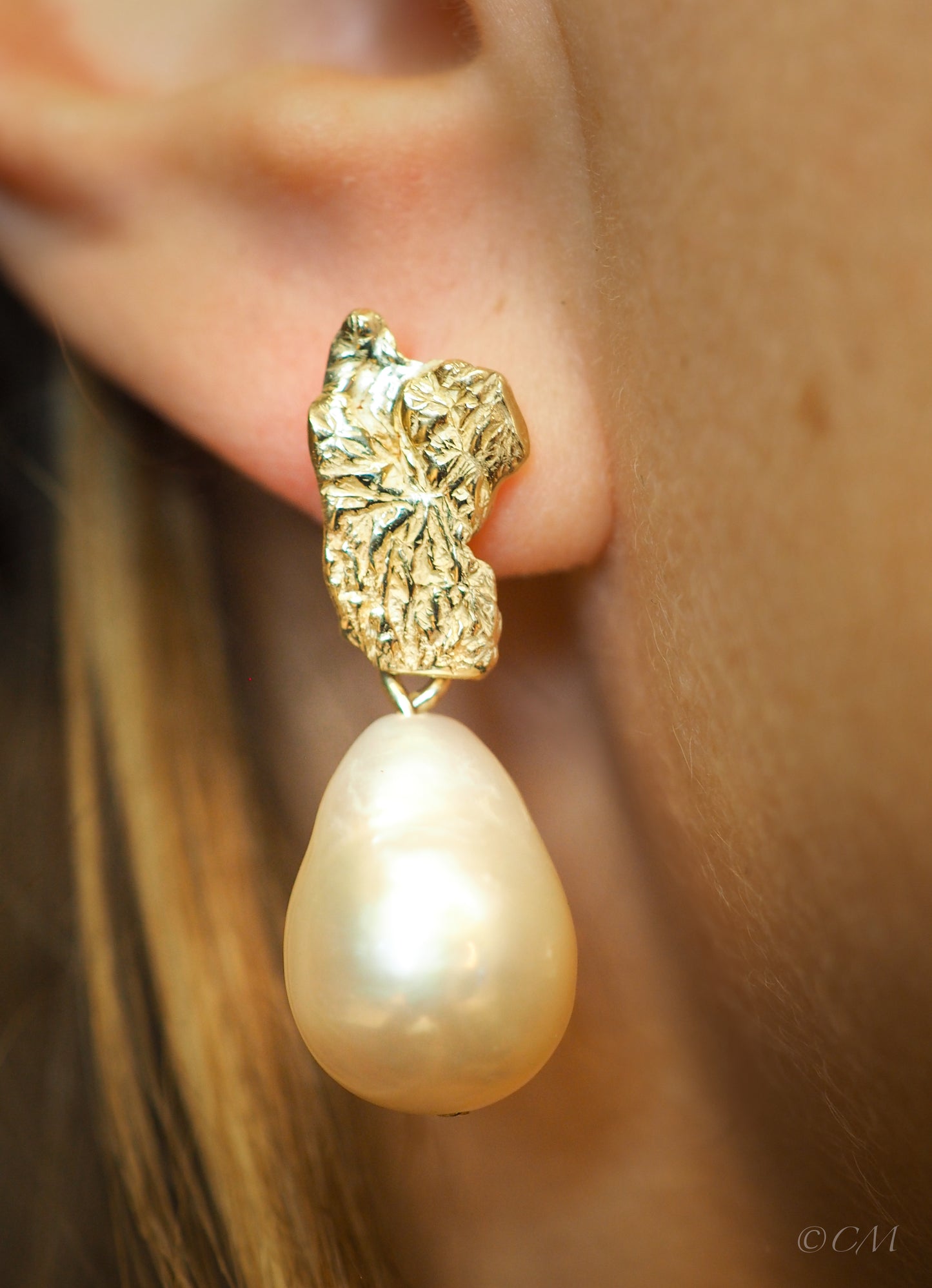 Unieke gouden oorbellen met zoetwaterparel