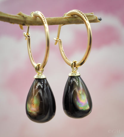 Gouden oorringen met parelmoer druppelhangers