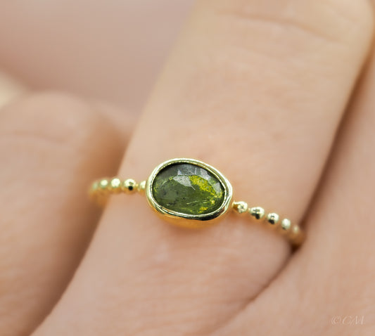Gouden ring met groene toermalijn