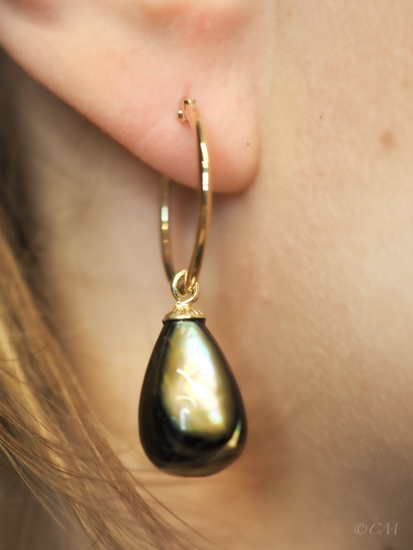 Gouden oorringen met parelmoer druppelhangers