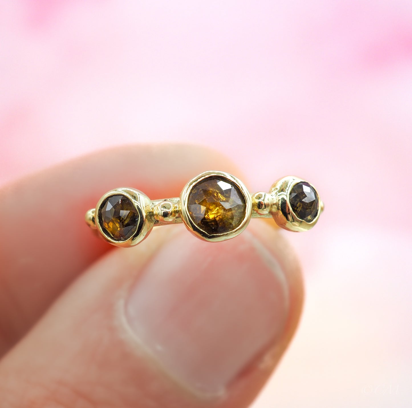 Gouden ring met drie roosgeslepen diamanten