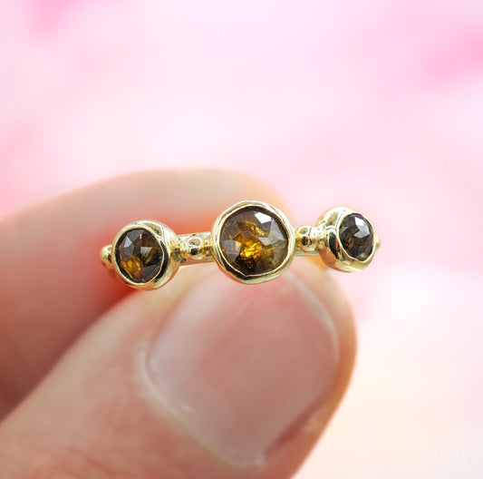 Gouden ring met drie roosgeslepen diamanten