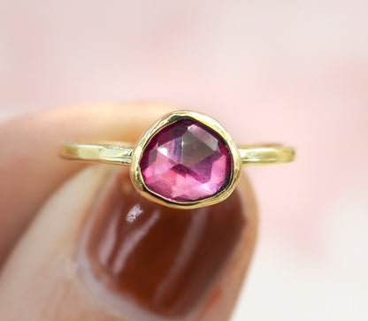 Gouden Ring met Roze-Paarse Saffier VERKOCHT