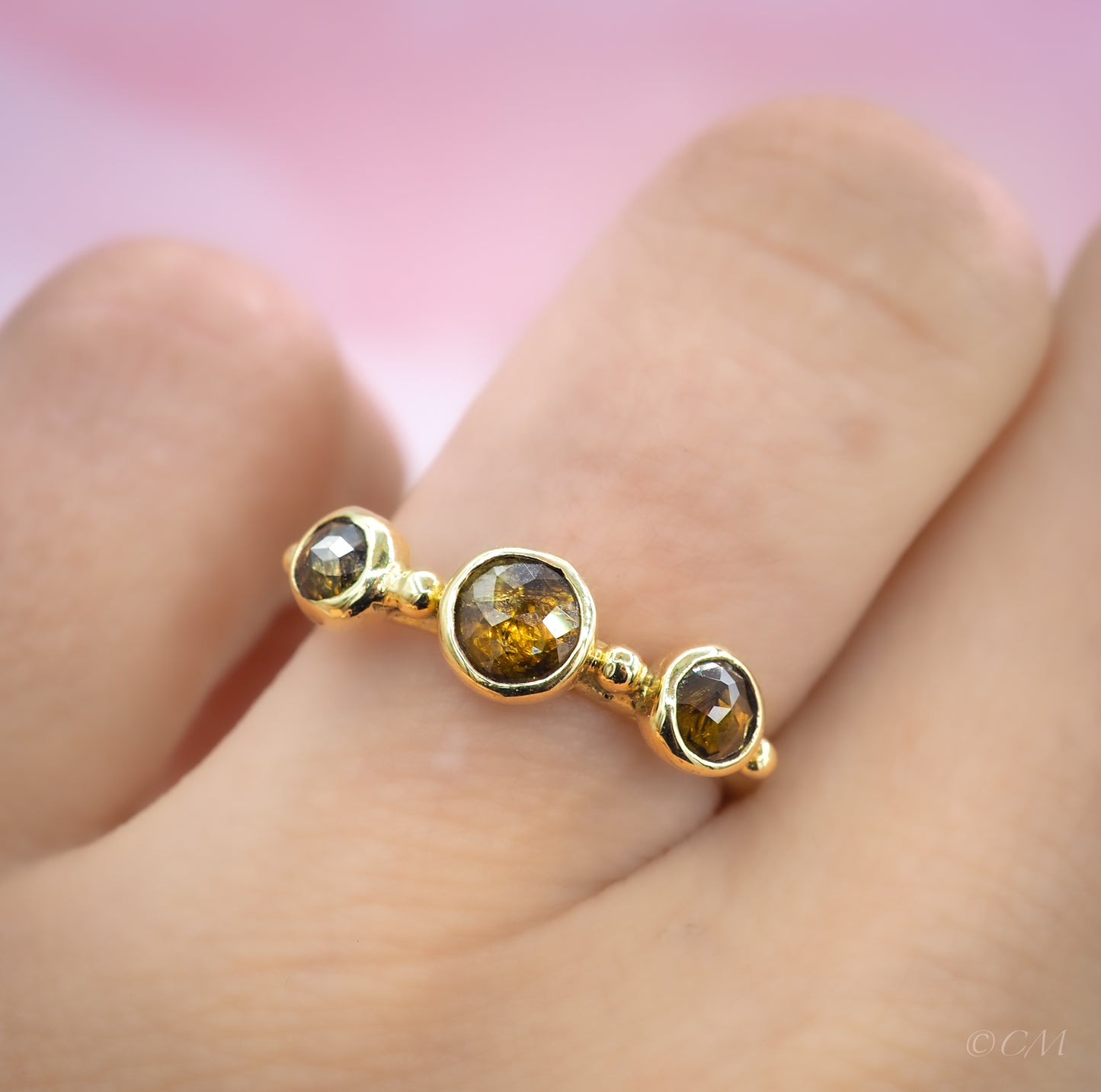 Gouden ring met drie roosgeslepen diamanten