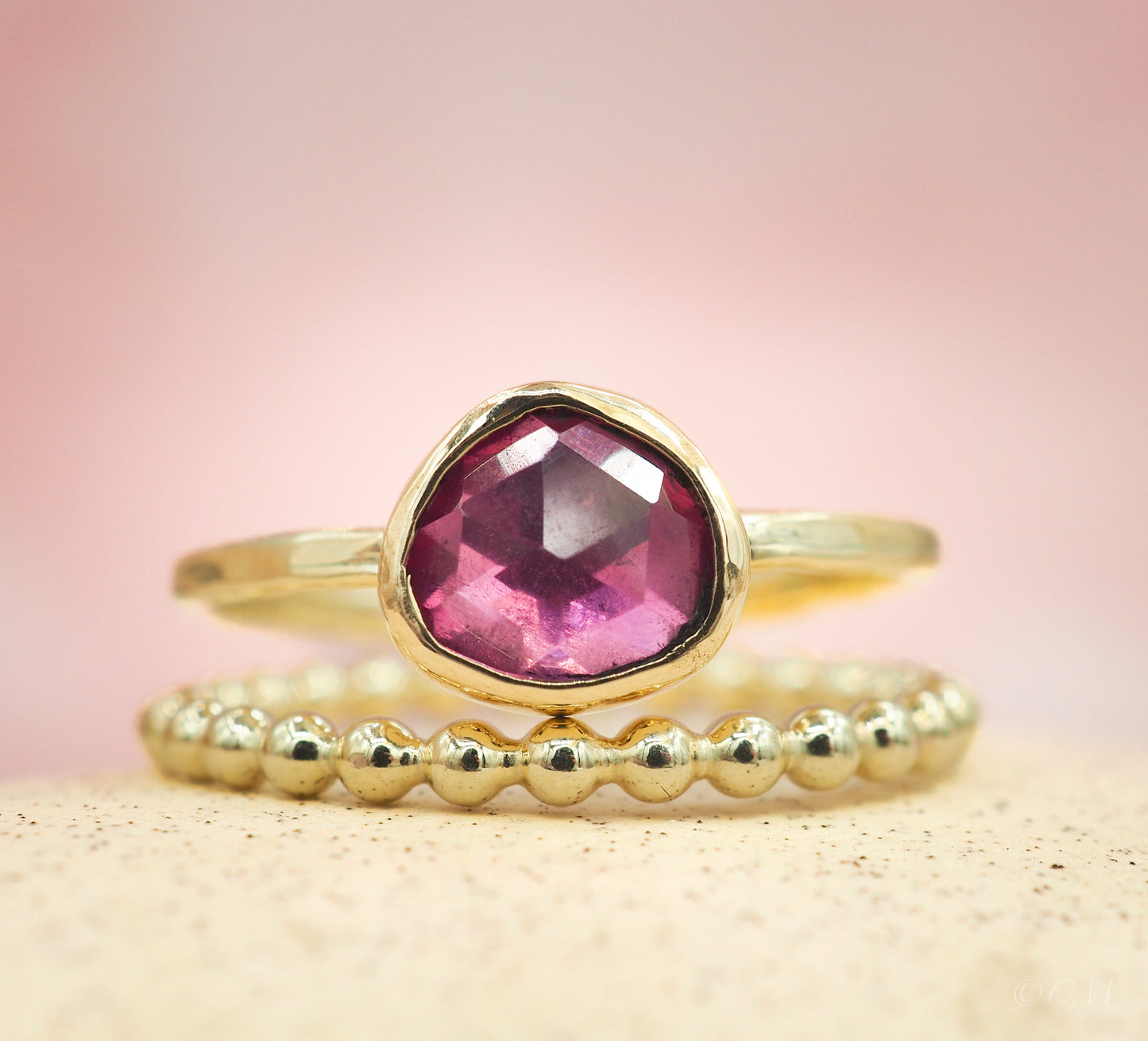 Gouden Ring met Roze-Paarse Saffier VERKOCHT