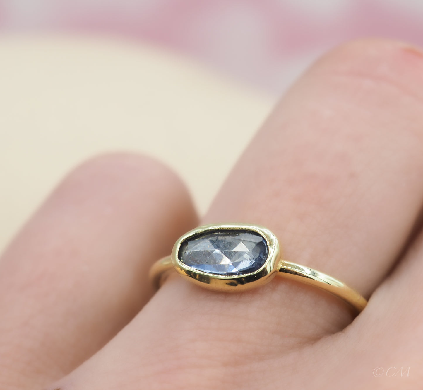 Gouden ring met blauwe saffier
