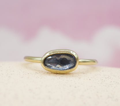 Gouden ring met blauwe saffier