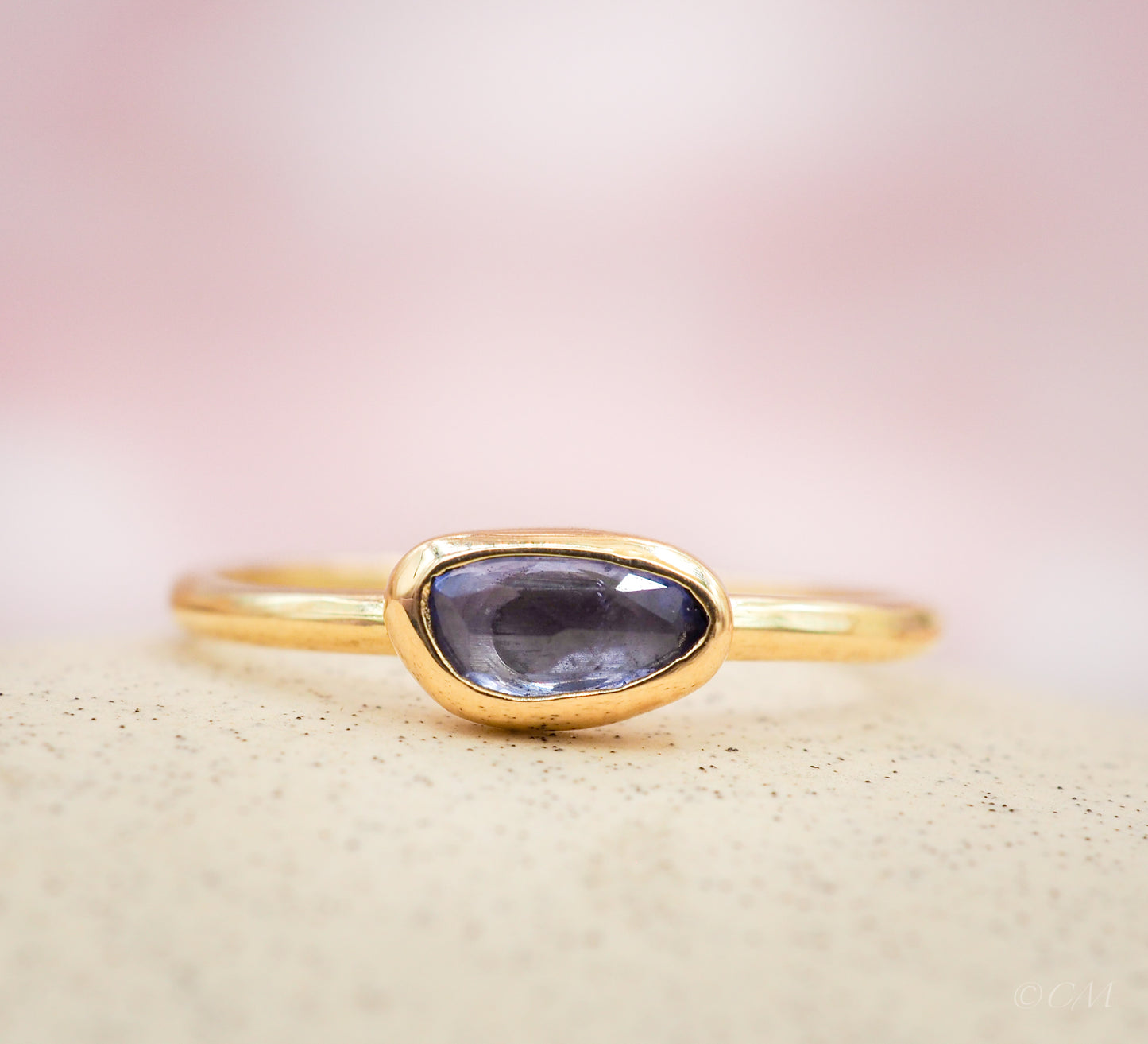 Gouden ring met blauwe saffier