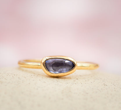 Gouden ring met blauwe saffier