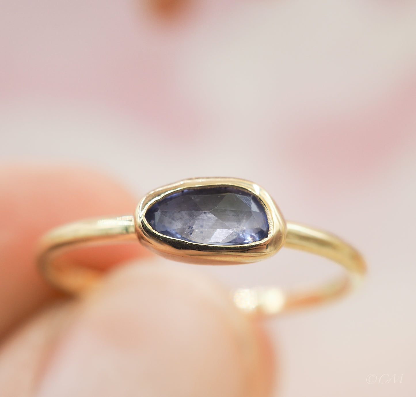 Gouden ring met blauwe saffier