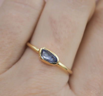 Gouden ring met blauwe saffier