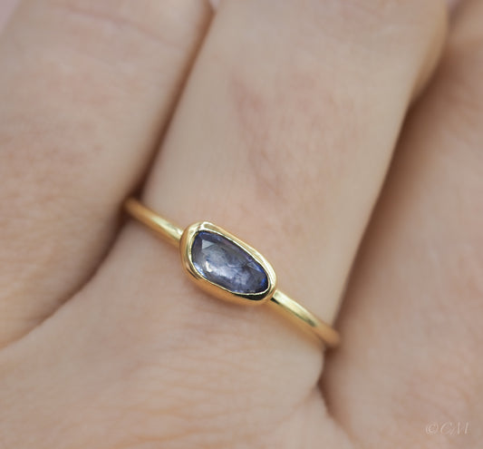 Gouden ring met blauwe saffier