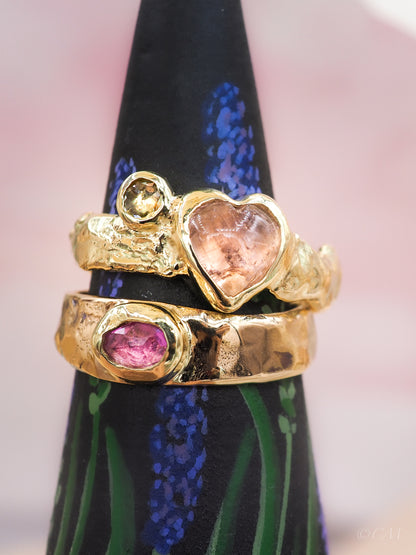 Gouden ring met roze saffier